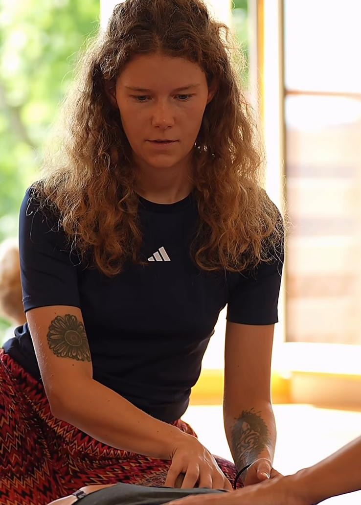 Julia begleitet eine achtsame Körperarbeit-Session